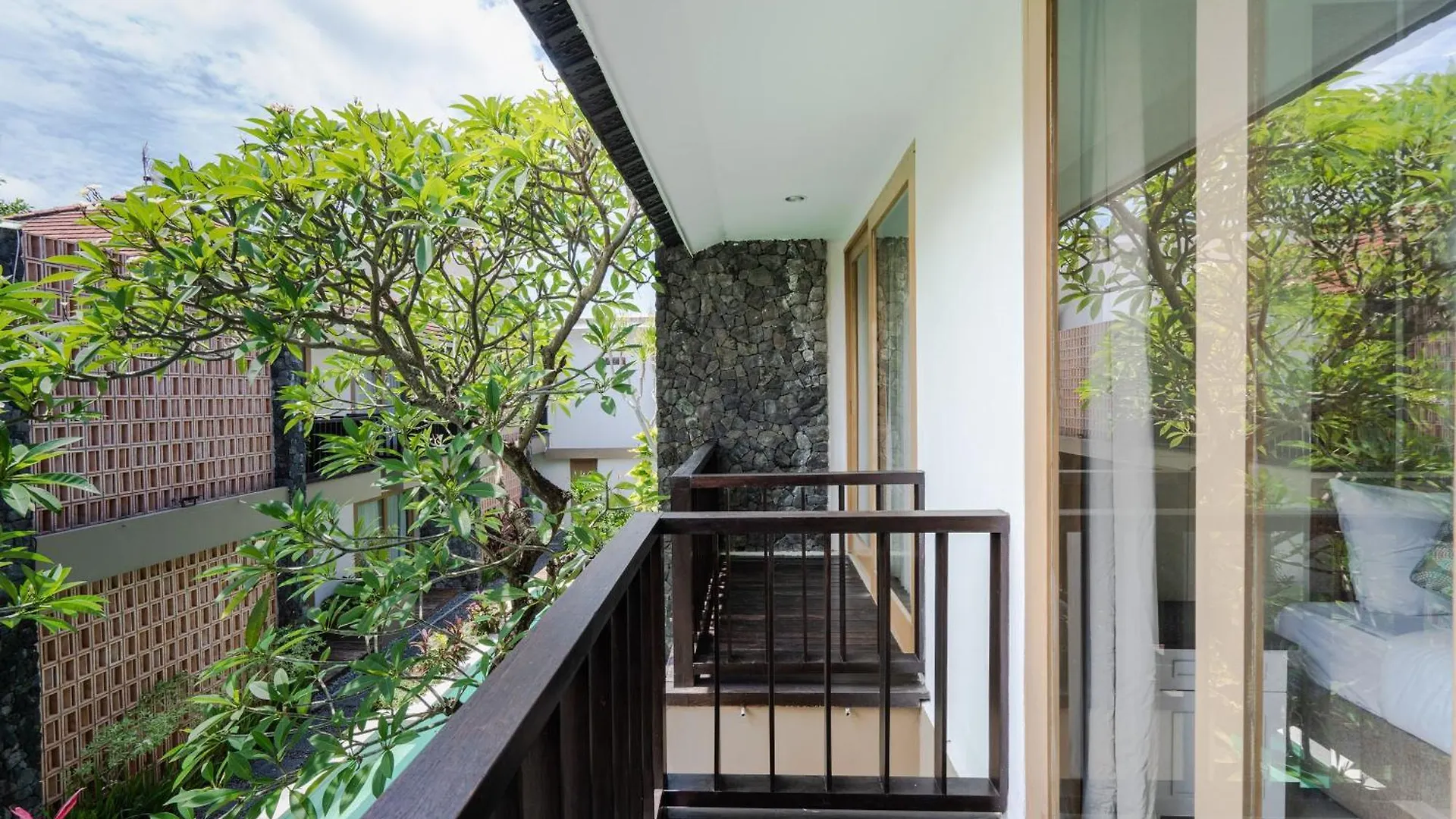 Sans Vibes Astana Residence Seminyak Hotel